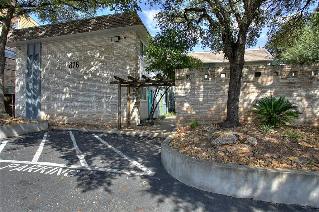 2 bed, 869 sqft, $1,195 — Photo 2