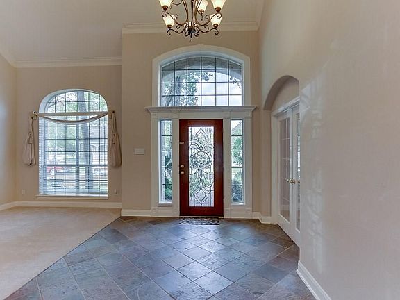 Great entry with tall ceilings.