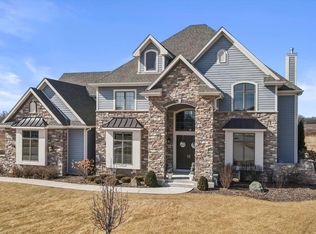 W158N6705 Tamarack Trl, Menomonee Falls, WI 53051