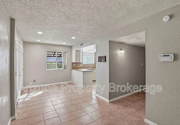 2192 E Balboa Dr — Photo 9