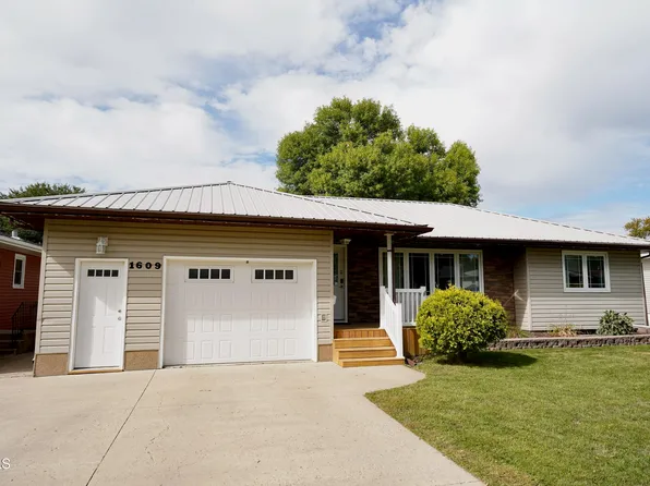 1609 5th Ave NE, Jamestown, ND 58401