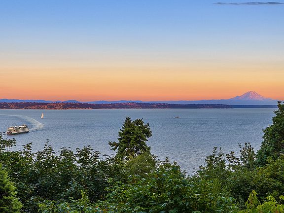 The view expands to also include Mt. Rainier to the south!