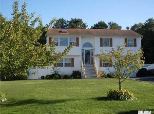 6 Laurel Dr, Bay Shore, NY 11706