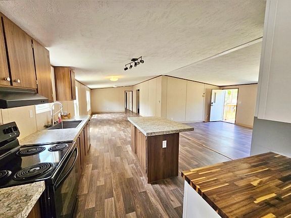 3rd image of 1032 Reeves Rd