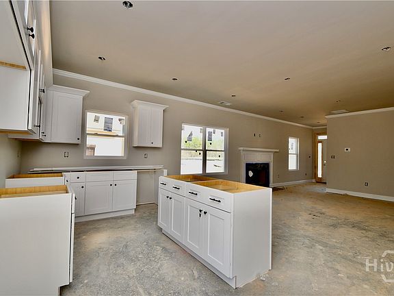 4th image of 215 Timsbury