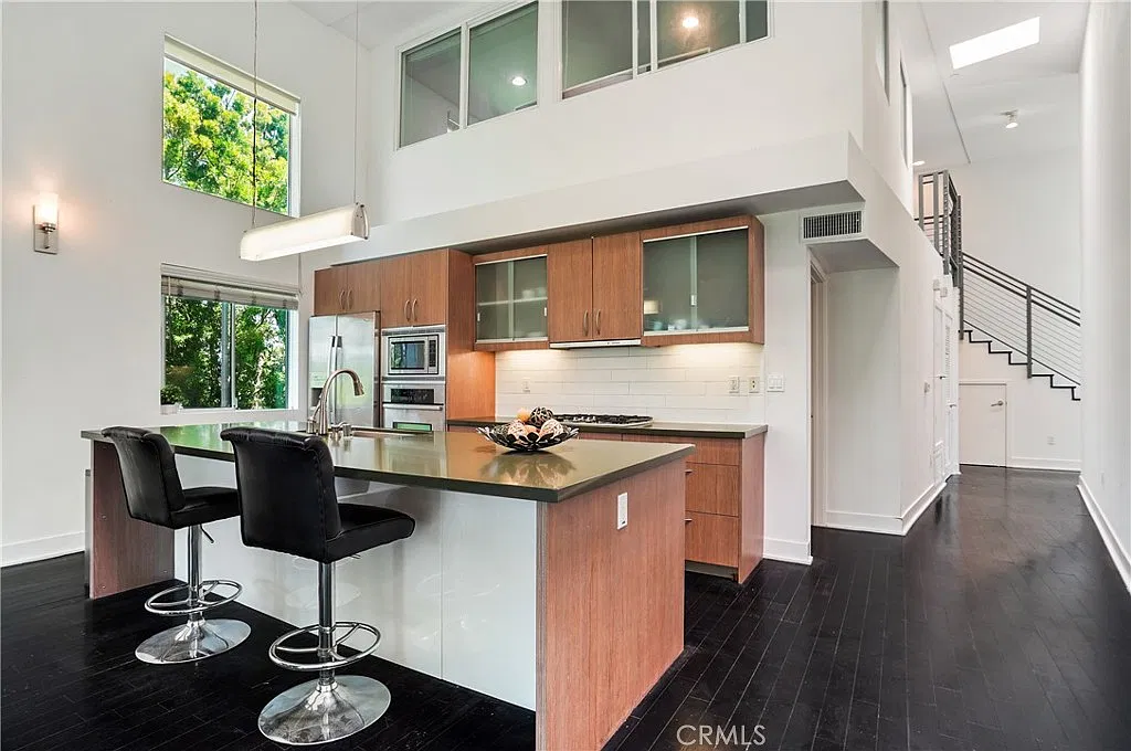 2 bed, 2.5 bath, 1450 sqft, $4,500 — Photo 1