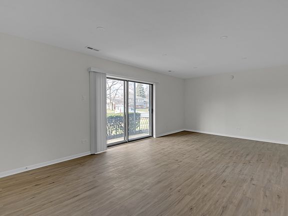 3rd image of 627 Carroll Pkwy #106