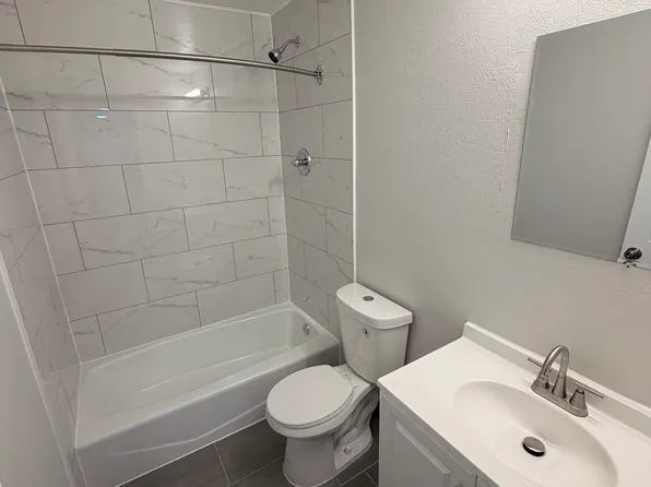 210 High Line St APT 6, Belvidere, IL 61008