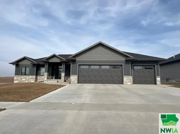 1245 Pga Dr, Le Mars, IA 51031