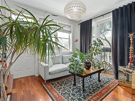 3rd image of 1540 N Claremont Ave APT 3W