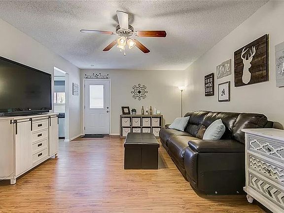 4th image of 121 Hillgard Dr