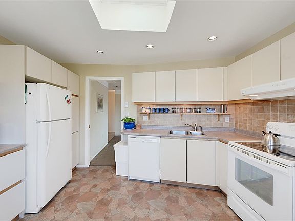 4th image of 945 McClure St #404