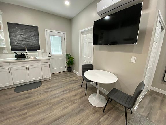 5th image of 954 Russell Pl