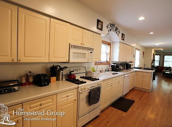 3rd image of 1527 W School St #1F_DUPLEX