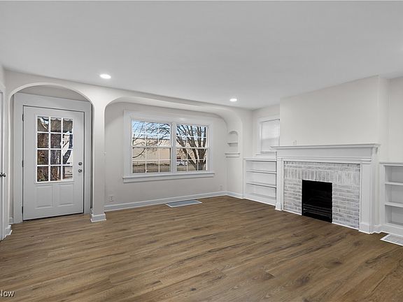 3rd image of 860 Lexington Ave