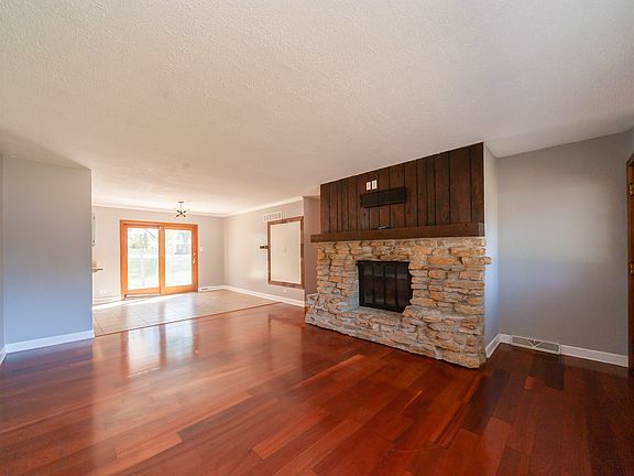 4th image of 871 Bryn Mawr Ave