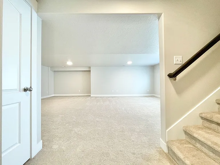 446 N Hillview Dr — Photo 38