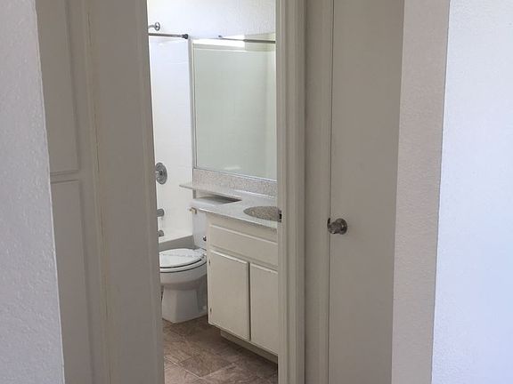 5th image of 4465 48th St APT 3