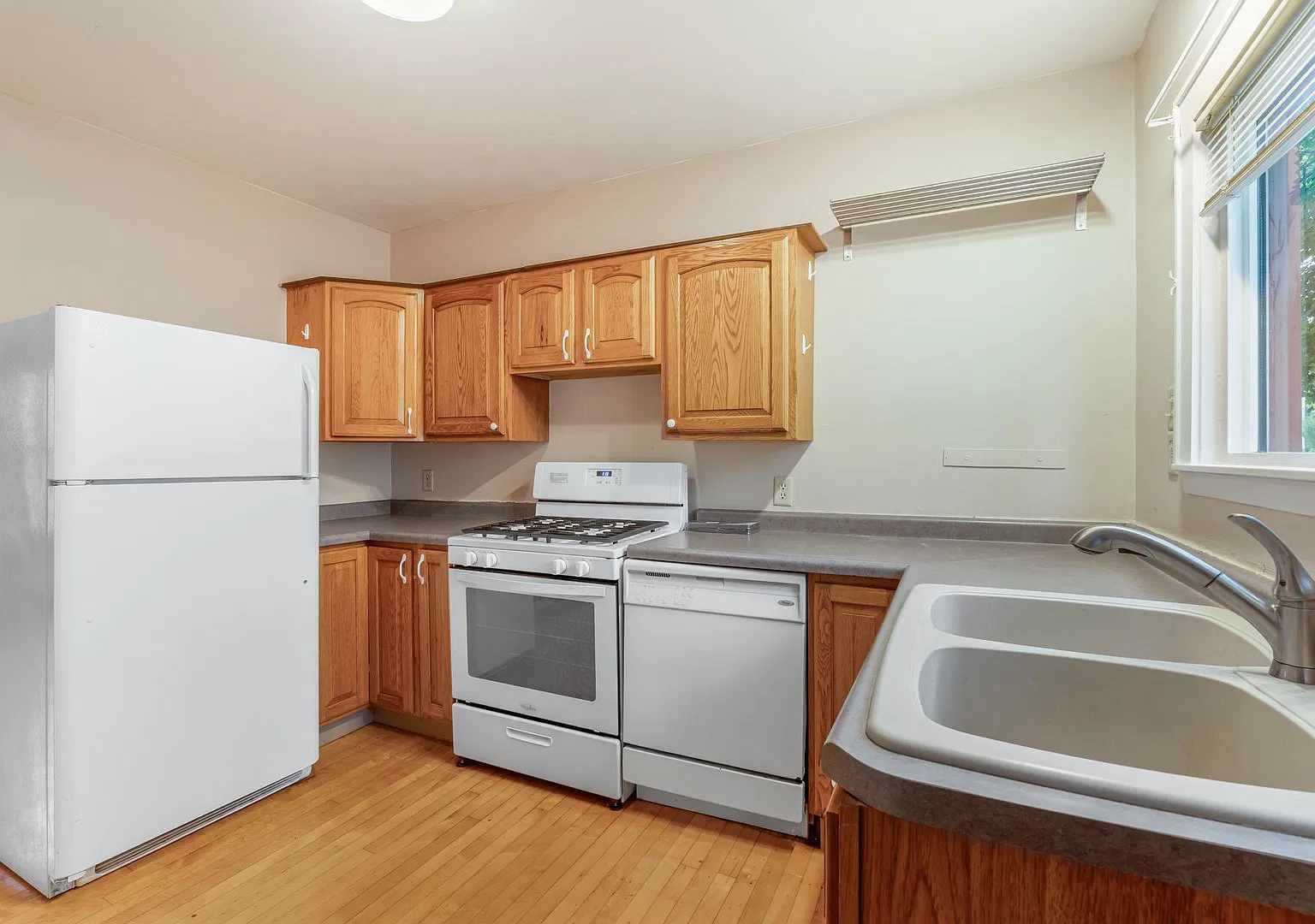 637 Lakeside St — Photo 4