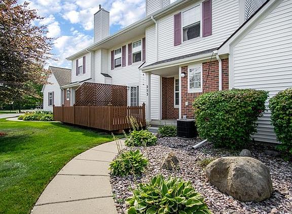 2nd image of 253 Barrington Cir #1