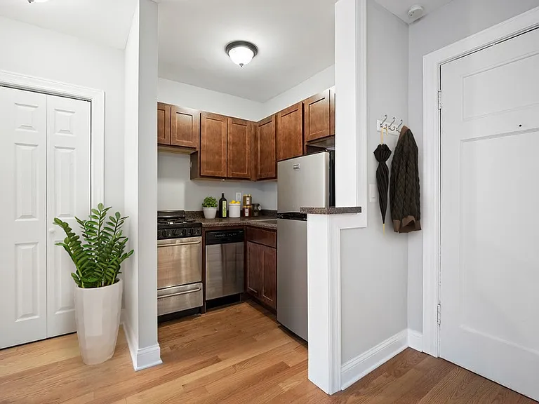 837 West Wolfram Street — Photo 5