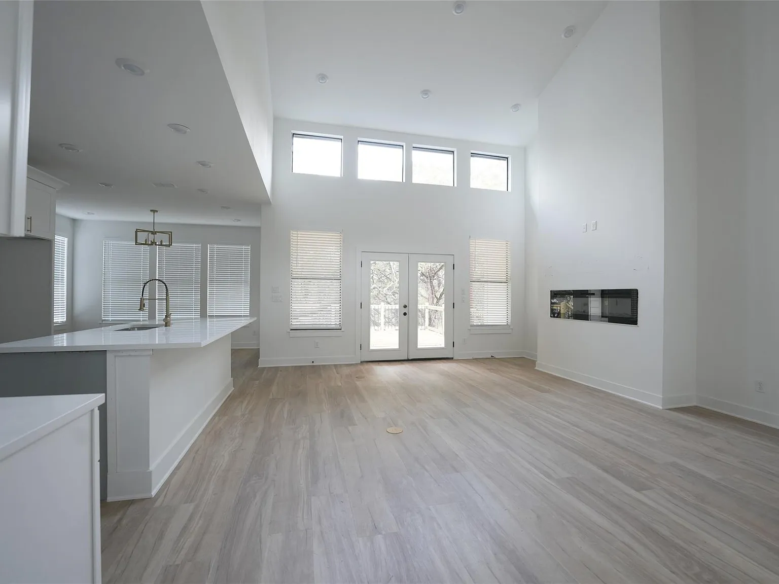 3 bed, 2.5 bath, 2200 sqft, $3,800 — Photo 2