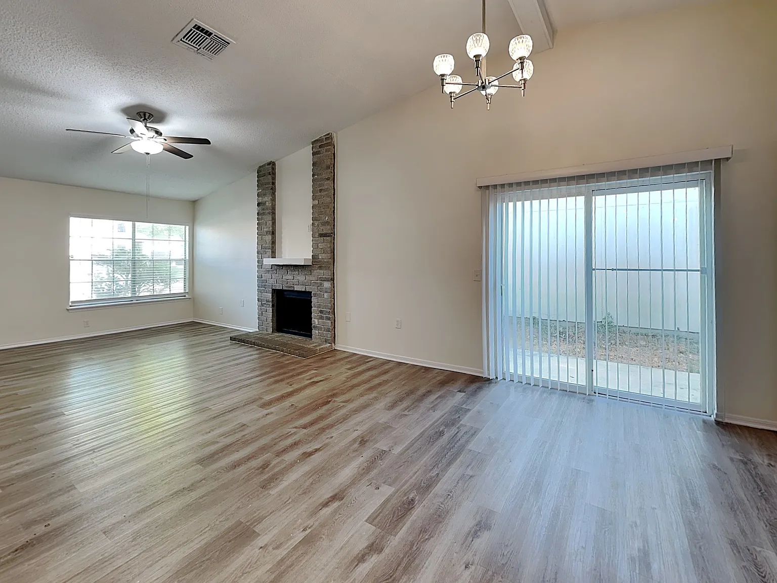 3 bed, 2.0 bath, 1276 sqft, $1,399 — Photo 2