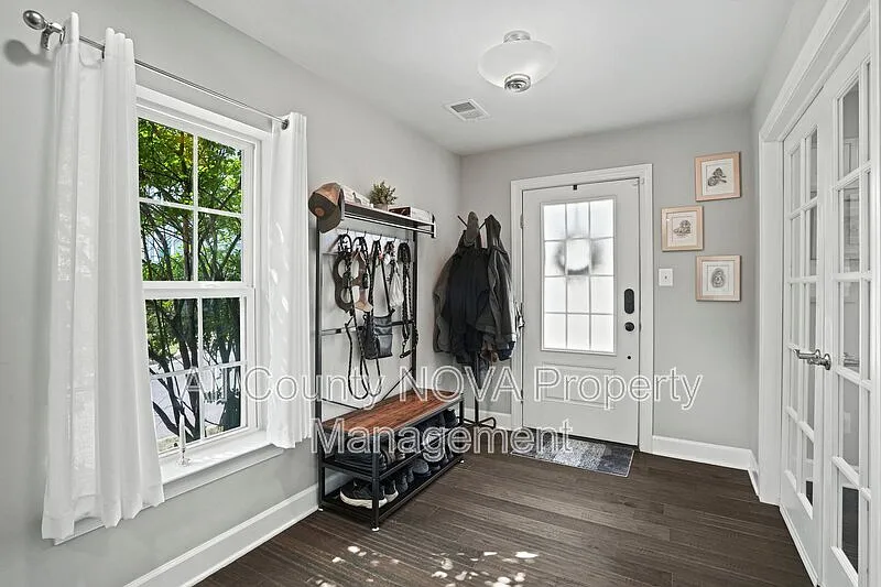3 bed, 2.5 bath, 2400 sqft, $3,200 — Photo 2