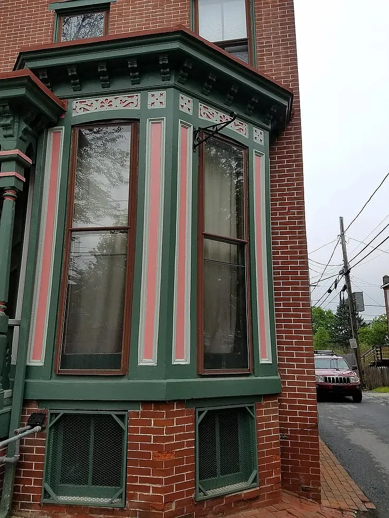 3 bed, 2300 sqft, $2,500 — Photo 2