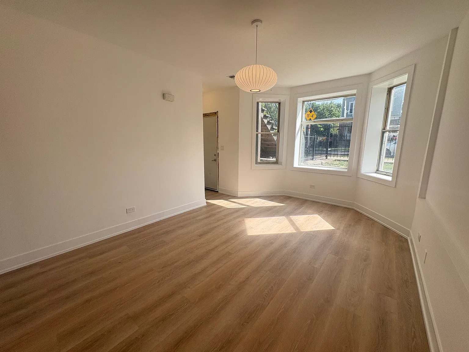 3 bed, 1200 sqft, $3,495 — Photo 3