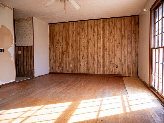 4th image of 201 Meadowood Cir