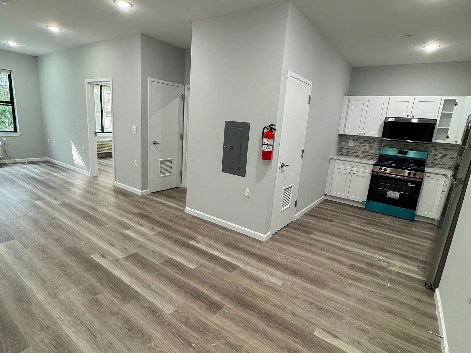 1 bed, $1,881 — Photo 4