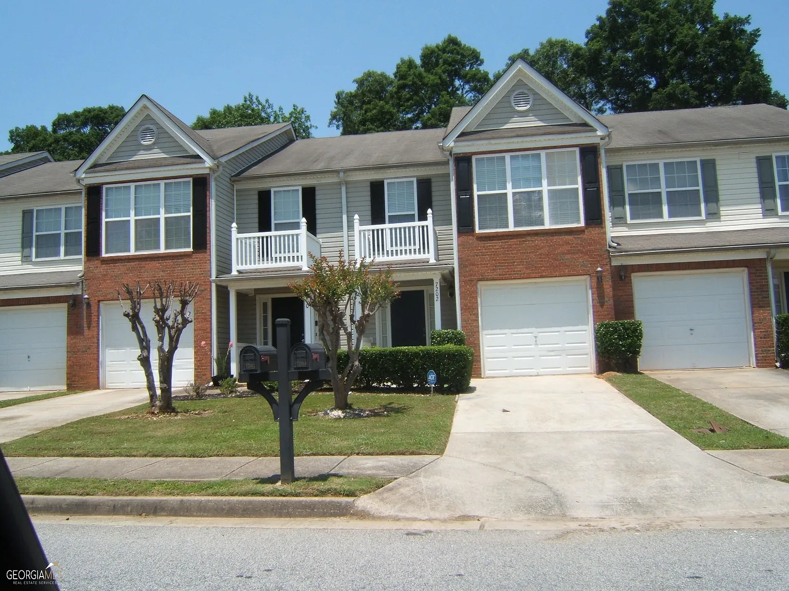 3 bed, 2.5 bath, 1402 sqft, $2,000 — Photo 2