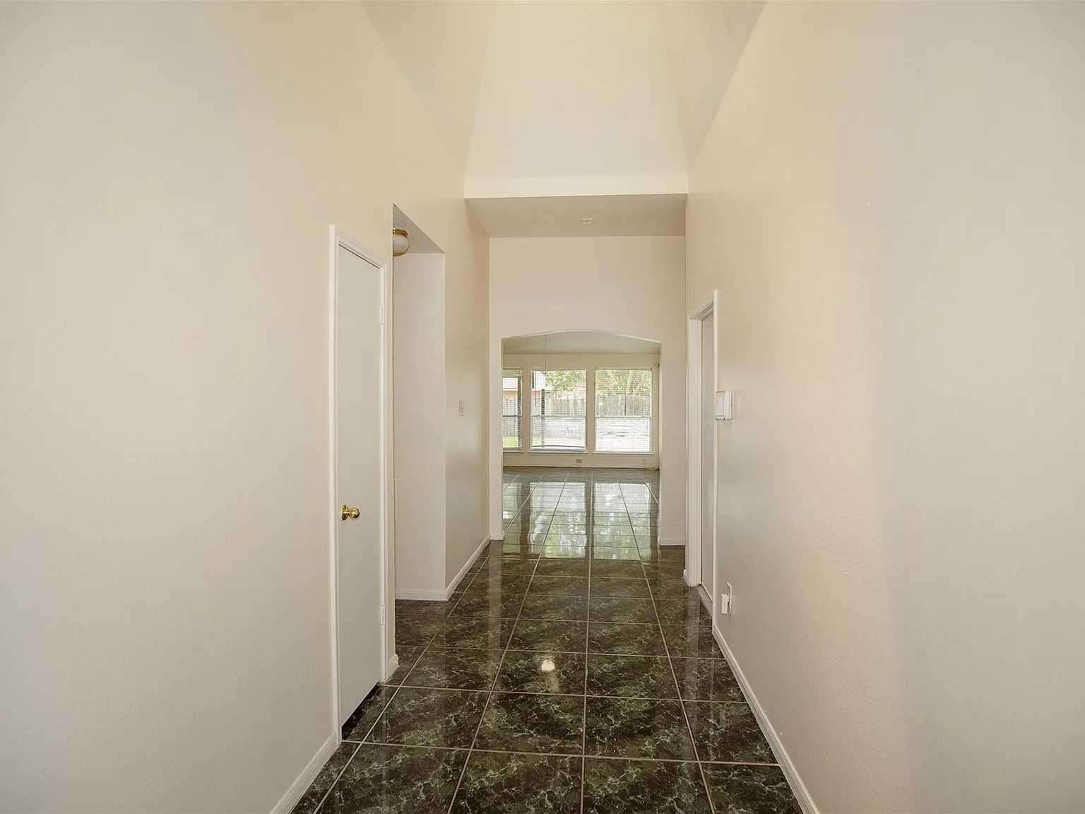 4 bed, 2.5 bath, 1861 sqft, $2,500 — Photo 4