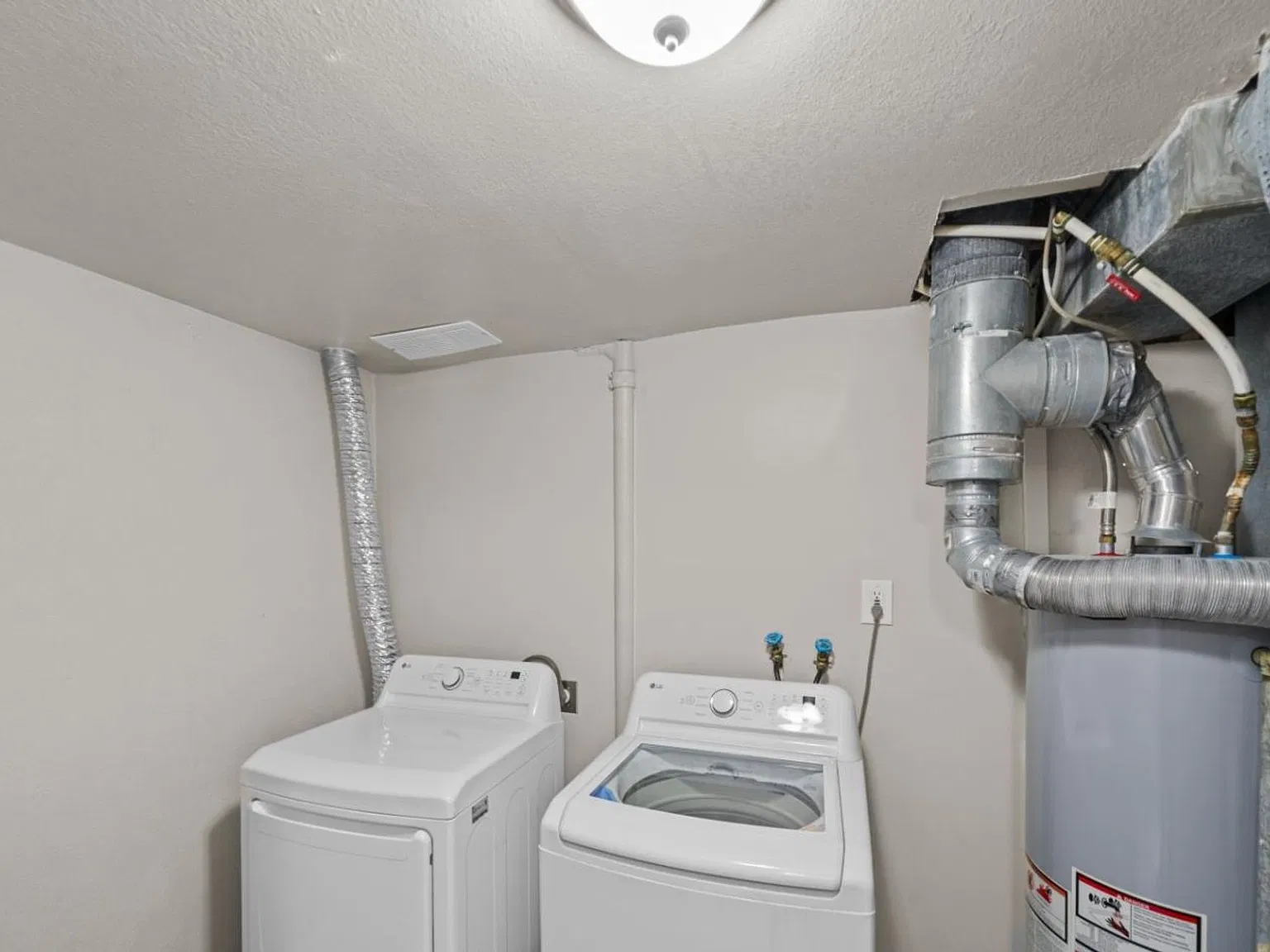 Beautiful apartment with central air, carport, washer and dryer. — Photo 4