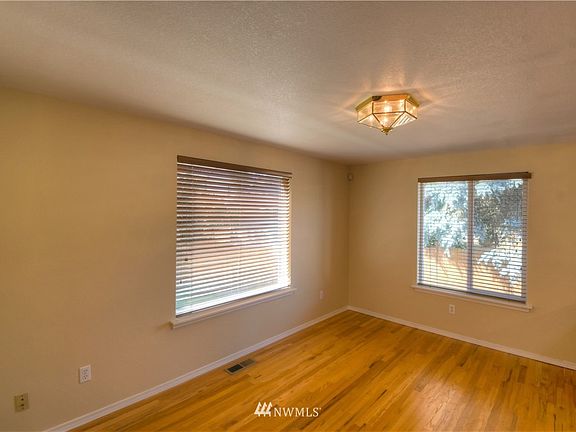 5th image of 8621 Sebastian Drive NE