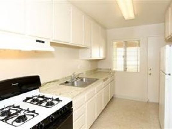 4th image of 968 Merritt Dr #15