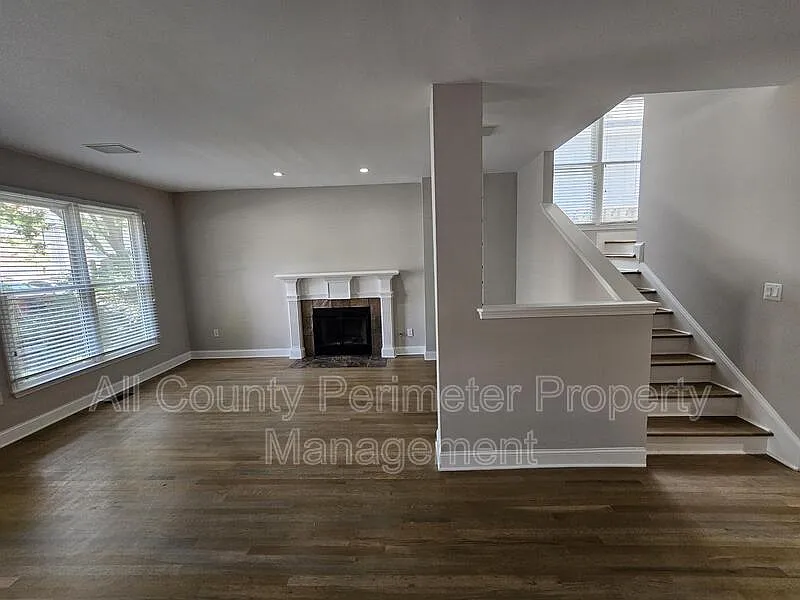 4 bed, 2.5 bath, 2395 sqft, $3,495 — Photo 2