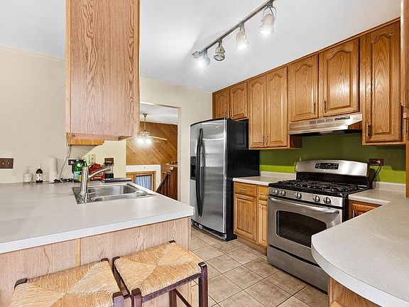 5th image of 827 Menominee Dr