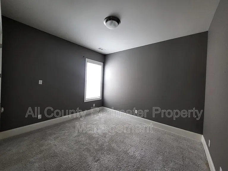 819 Olmsted Ln — Photo 14