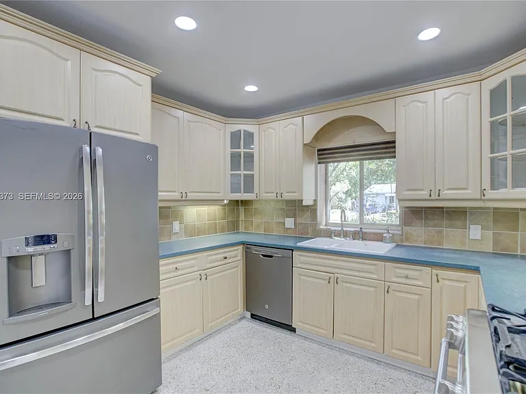 616 SW 11th Ct — Photo 17