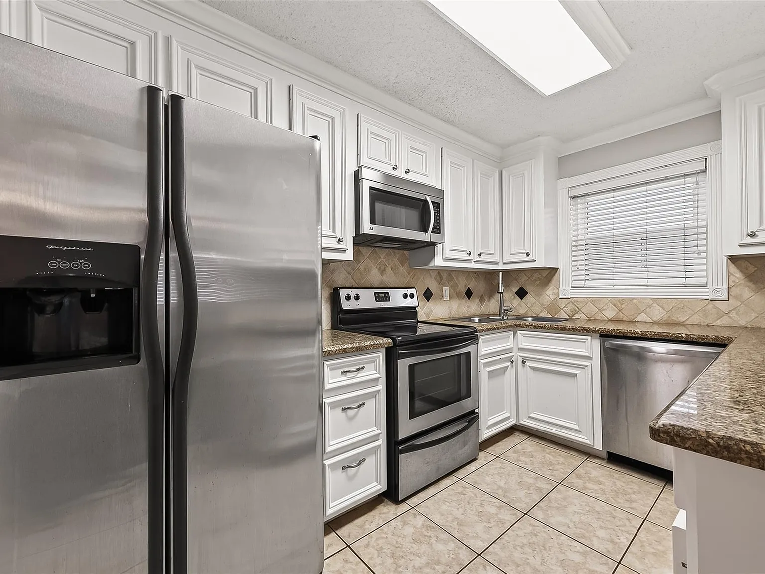 2 bed, 1.5 bath, 1300 sqft, $2,000 — Photo 3