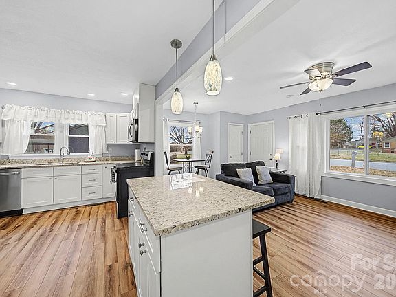 5th image of 439 Hillcrest Dr
