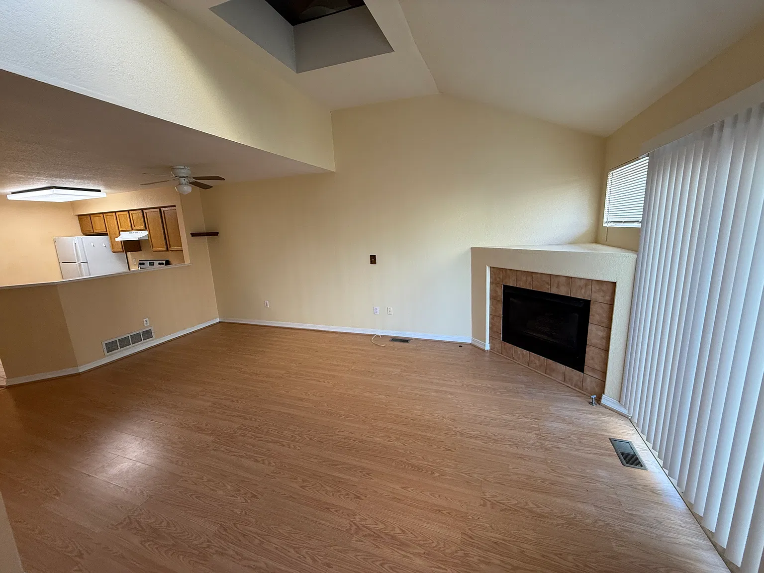 2 bed, 2.5 bath, 1200 sqft, $1,995 — Photo 2