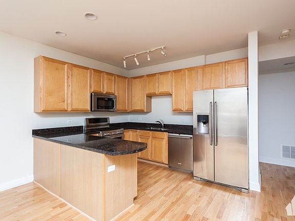 3rd image of 2330 W Saint Paul Ave APT 201
