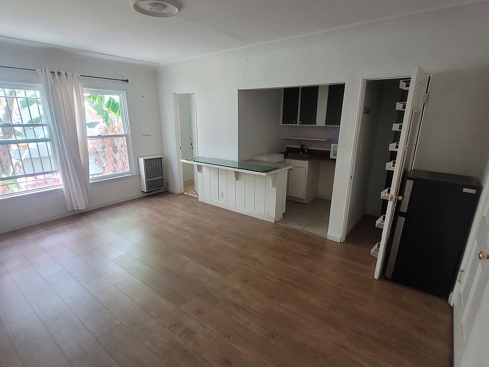 1st image of 4754 Oakwood Ave #5