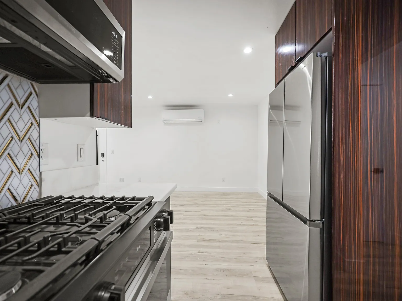 Two Bedroom I Downtown LA, Koreatown, & Larchmont Village — Photo 3