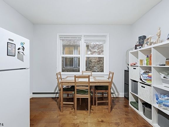 5th image of 328 John St
