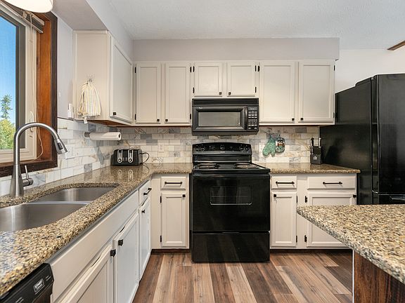 5th image of 333 Cranmer Ave