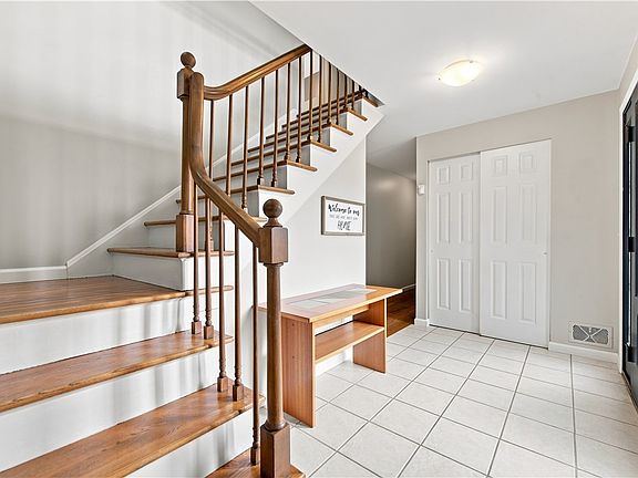 3rd image of 40 Mont Morency Dr